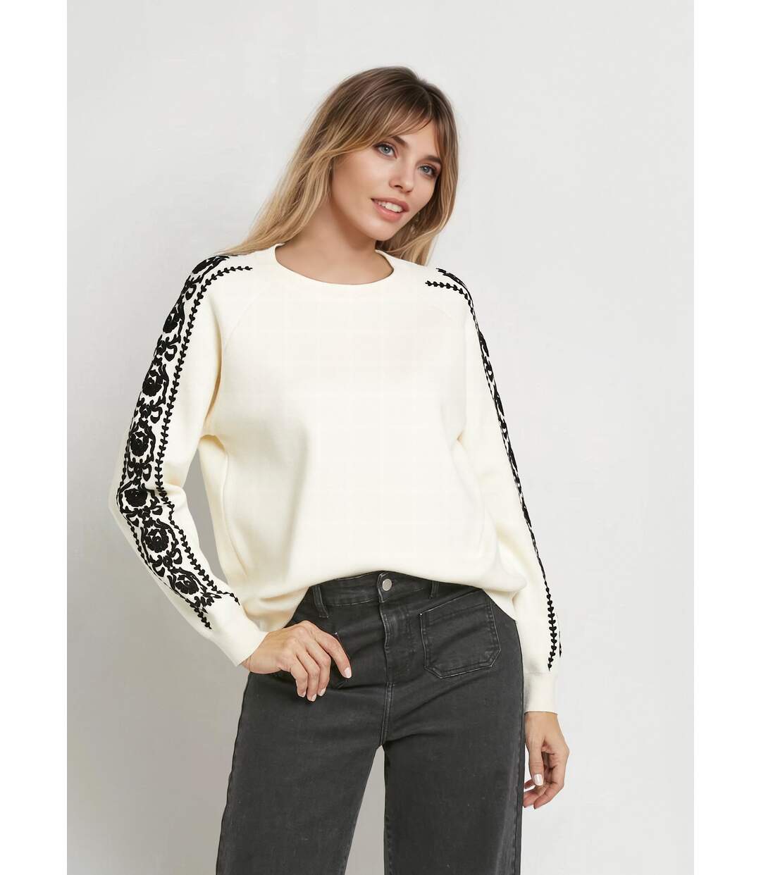 Pull maille épaisse broderies manches-1