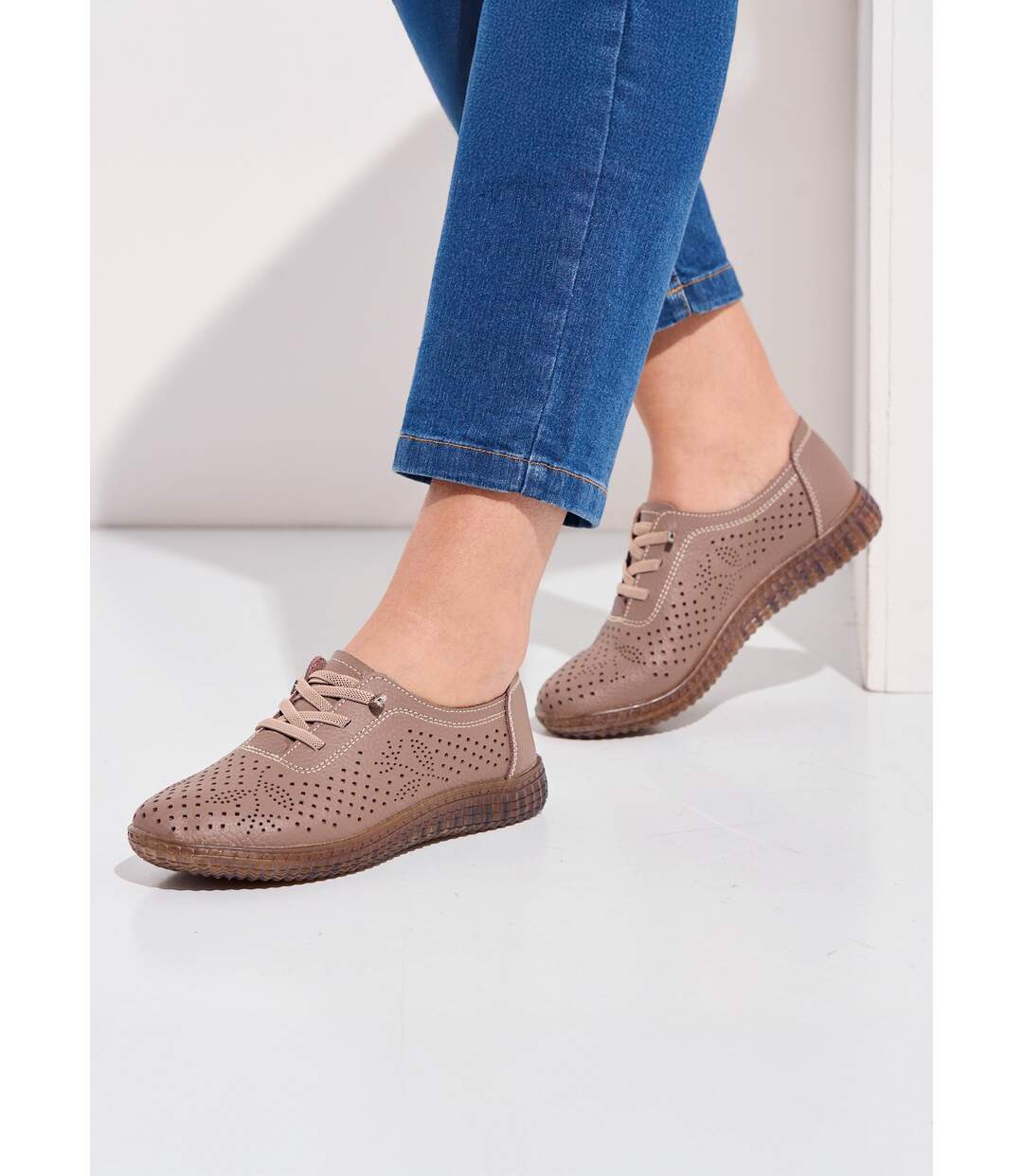 Baskets lacées cuir perforé largeur confort-3