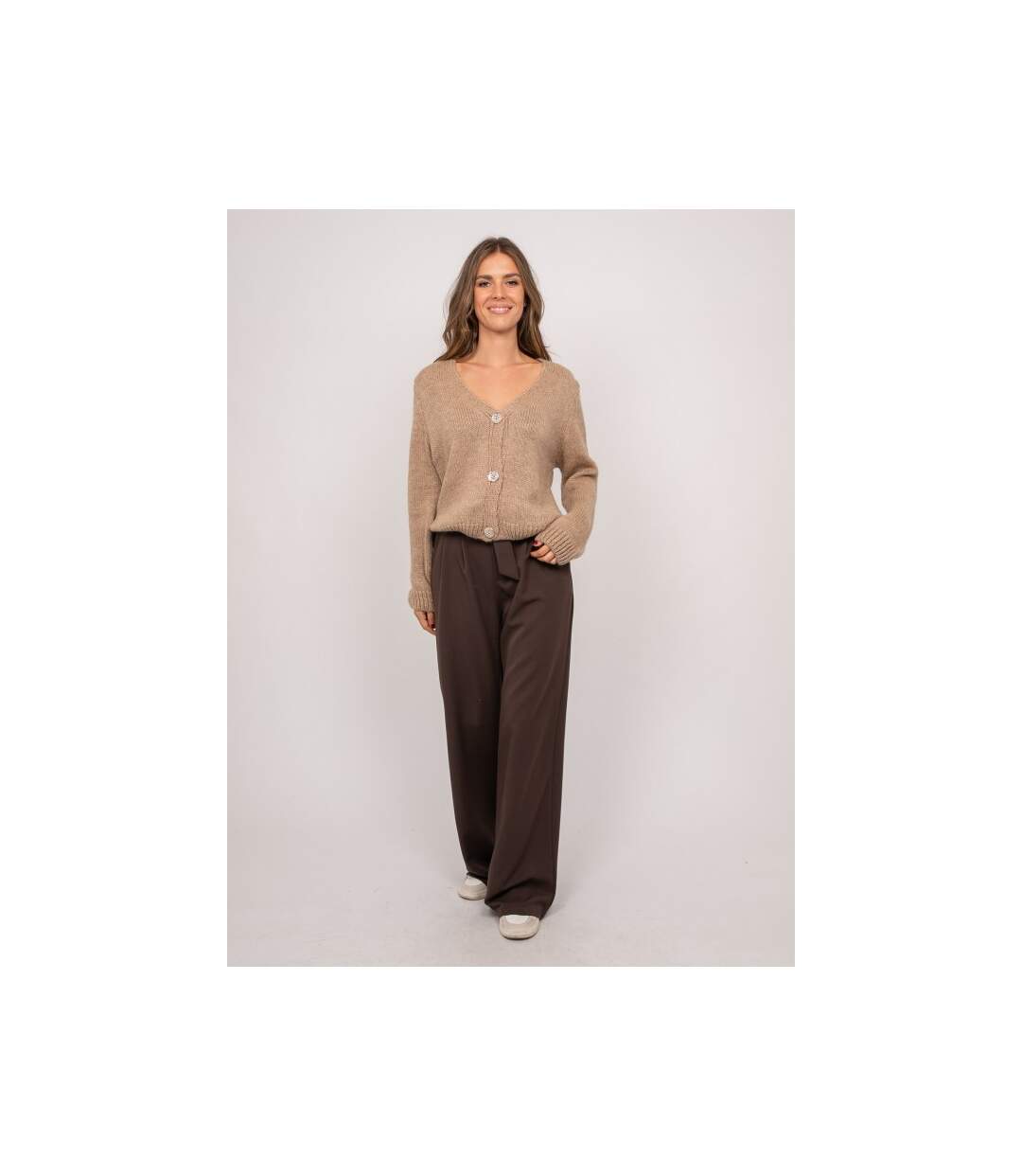 Gilet en maille douce col V et boutons bijoux KEVALA - Dona X Lisa-4