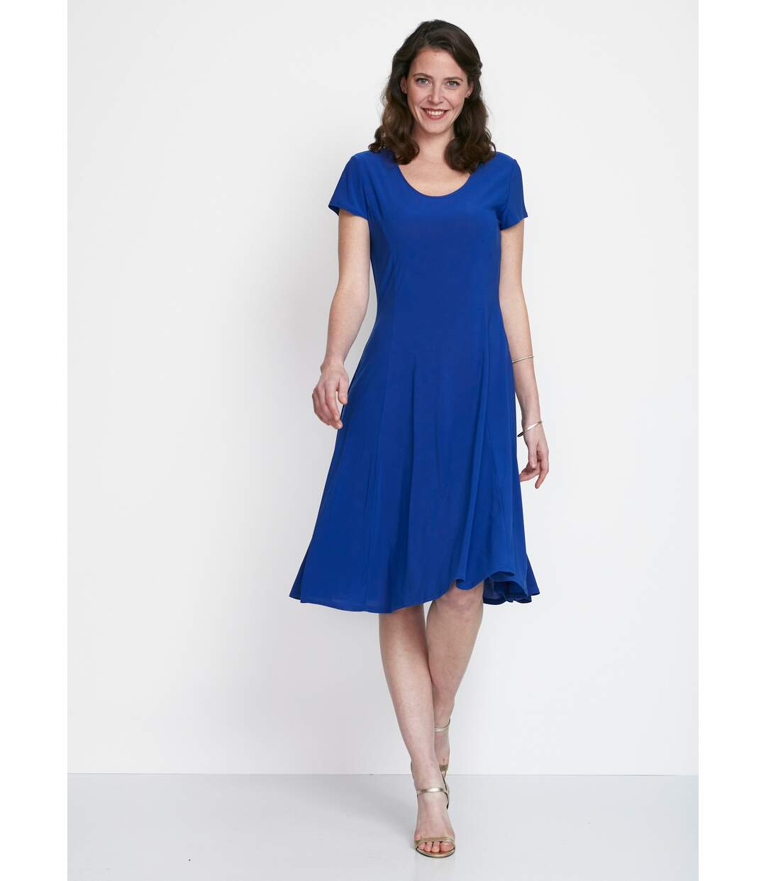 Robe courte galbée évasée-1
