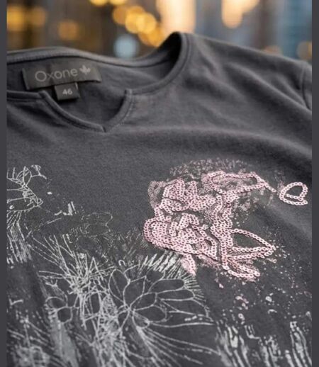 AXONE CHALON1G - Tee-shirt gris manches longues col V avec imprimé devant et fentes latérales