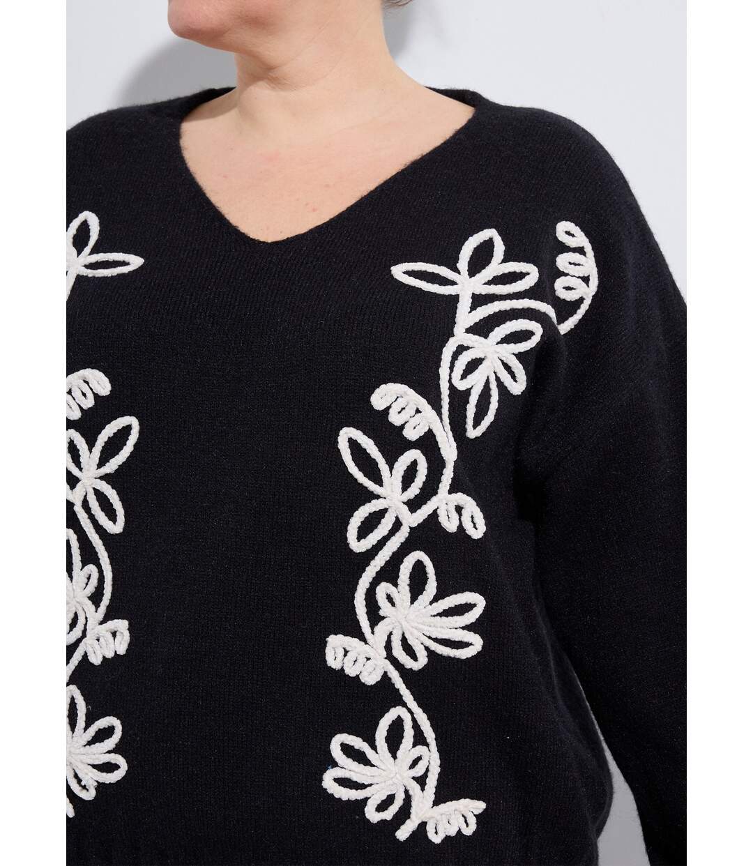 Pull col V avec broderies fleurs-4