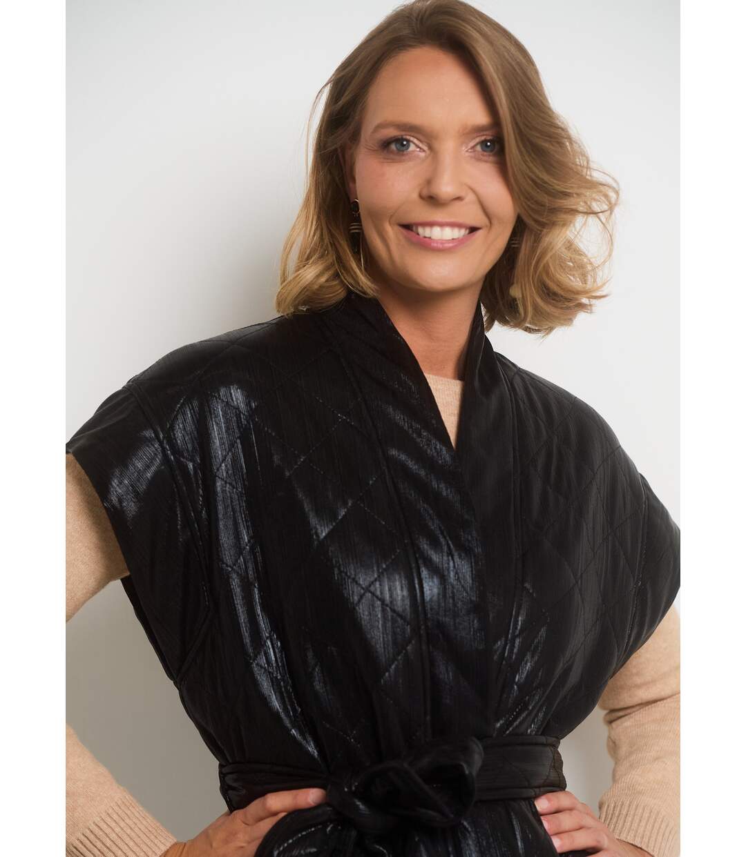 Veste matelassée sans manches ceinturée-4