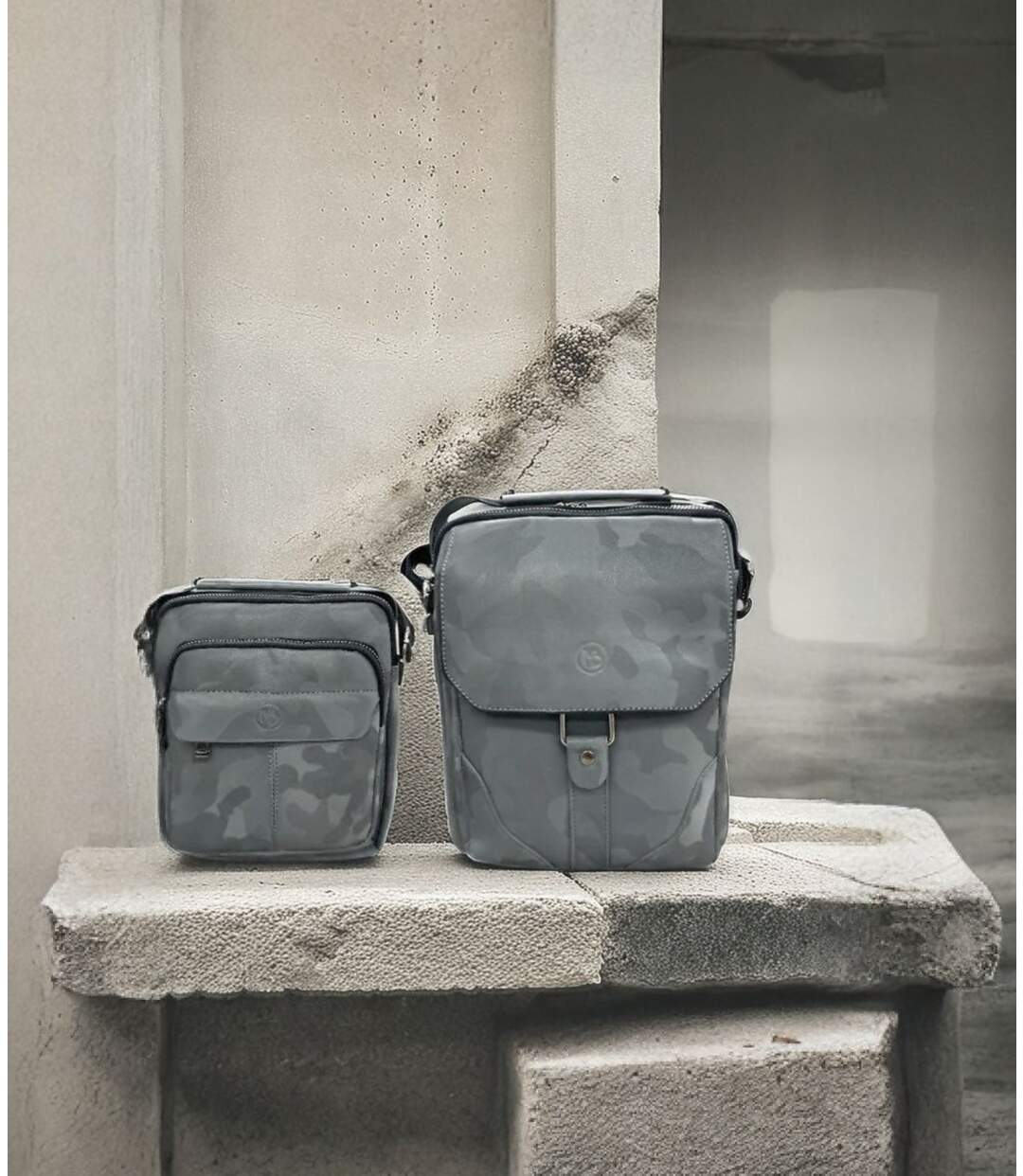 Lot de 2, grande et petite sacoche bandoulière homme grise à  rabat en PVC vieilli -Style intemporel-5