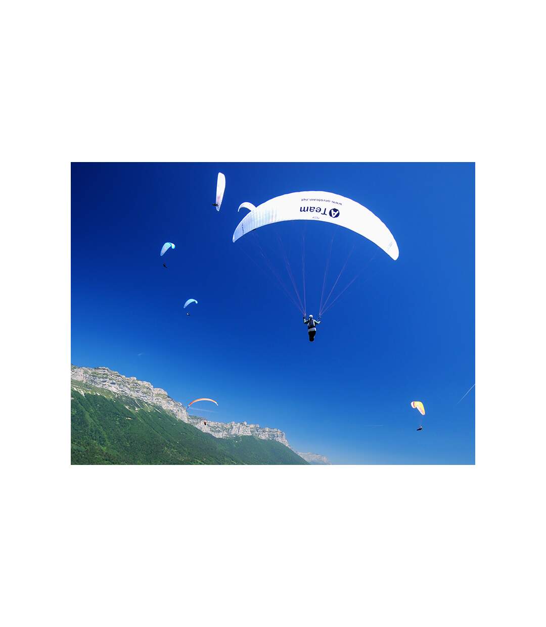 Baptême en parapente de 15 minutes au lac d'Annecy - SMARTBOX - Coffret Cadeau Sport & Aventure