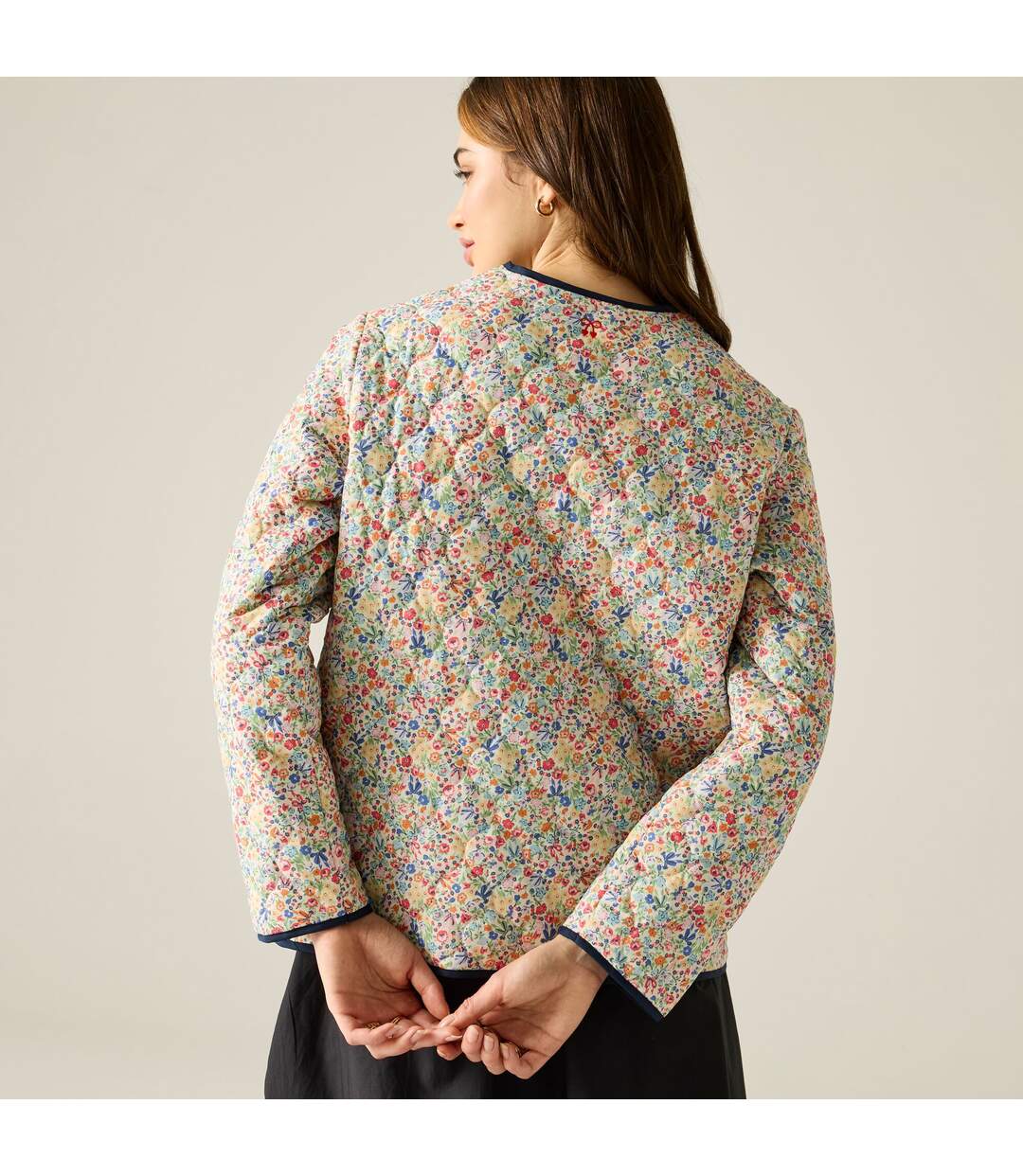 Doudoune Matelassée À Col Rond Et Boutons-pression Motif/style Petites Fleurs Cath Kidston Femme Crème Harmonie Floral Regatta-4