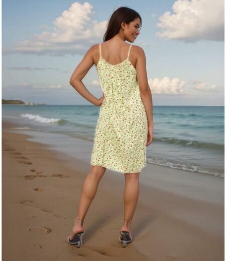 Robe d'été à  bretelles vert anis, longueur genoux et coupe ample, parfaite pour les journées ensoleillées