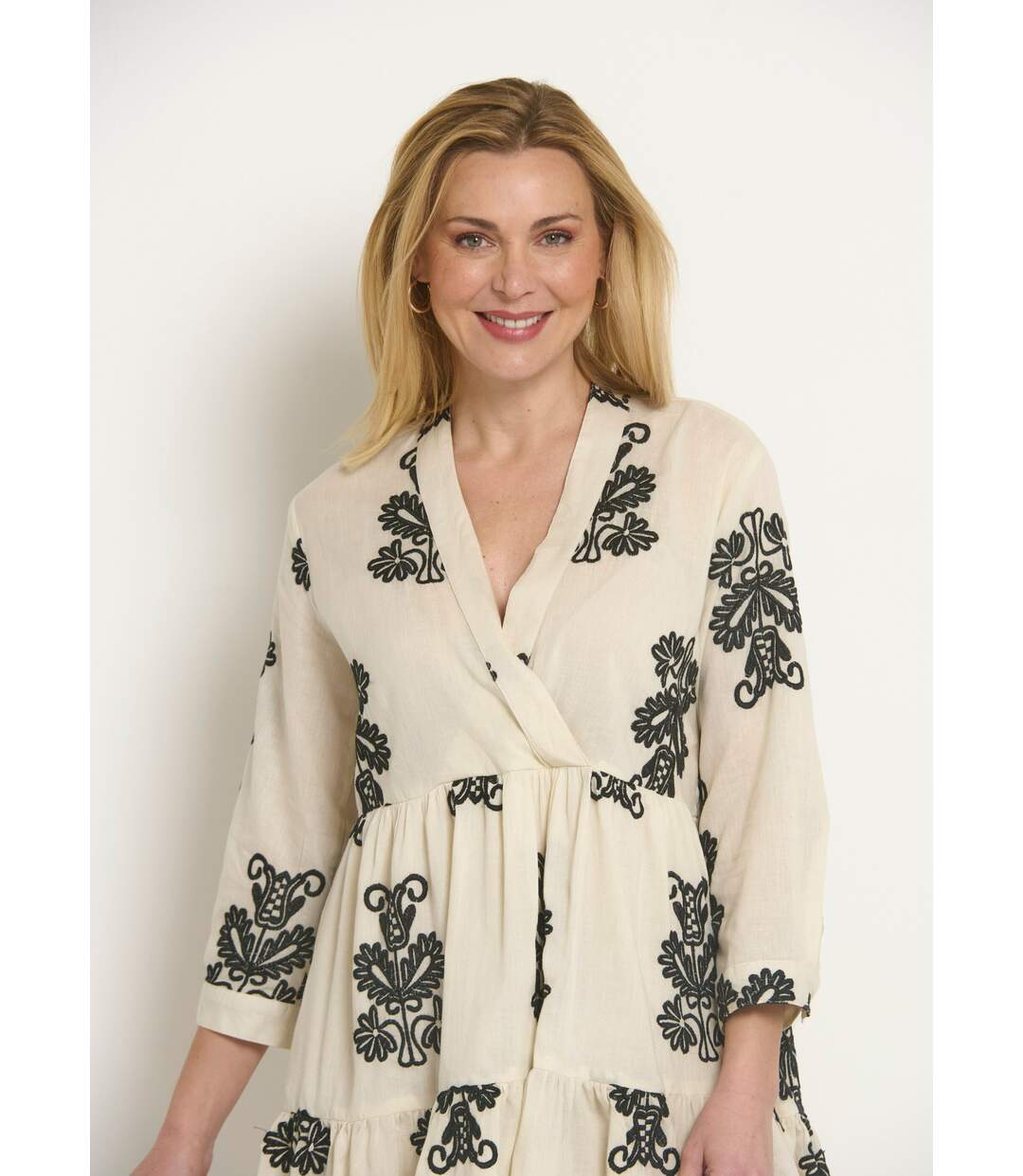 Robe cache-coeur courte brodée à volants-3