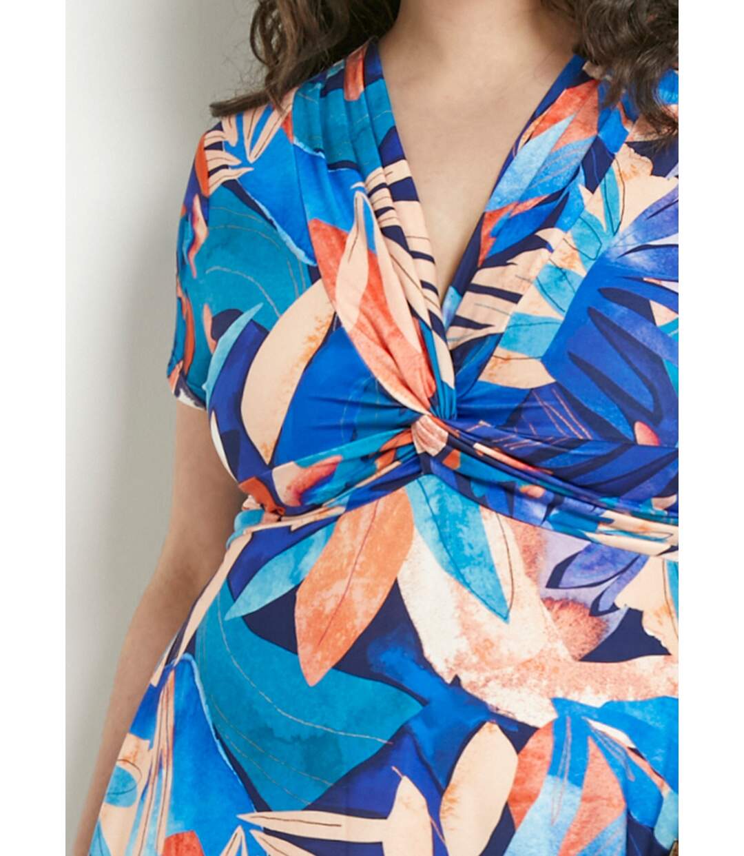 Robe courte col V effet drapé imprimé feuillage-3