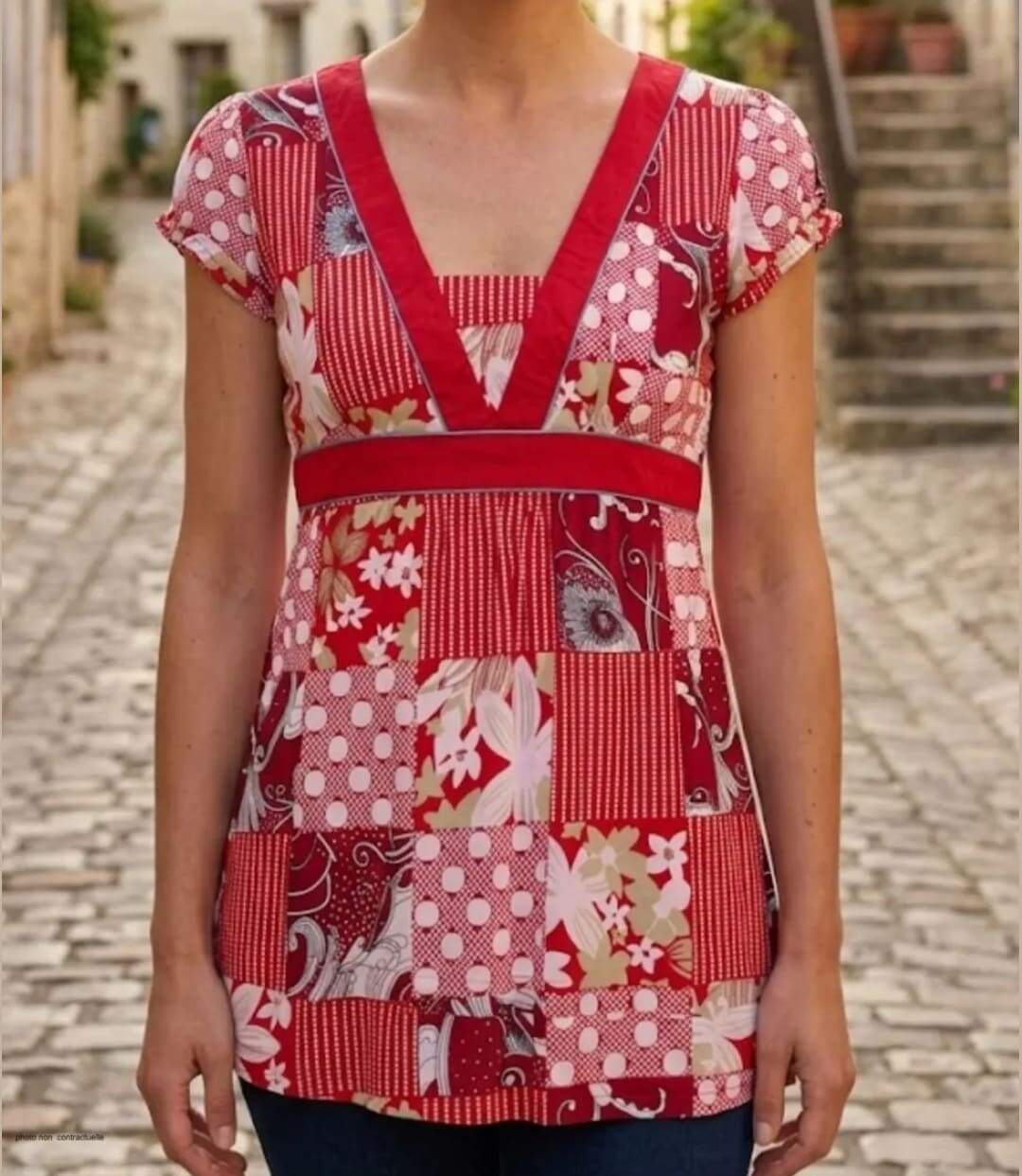 Mayflower PF190R Tunique à manches courtes fleurie pour une silhouette d'été cintrée-1