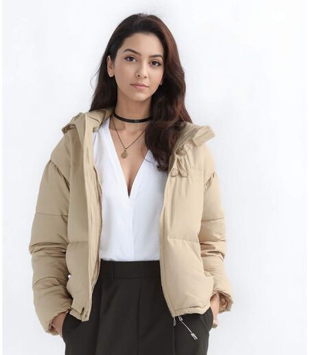 Doudoune courte pour femme en camel avec capuche amovible et poches pratiques