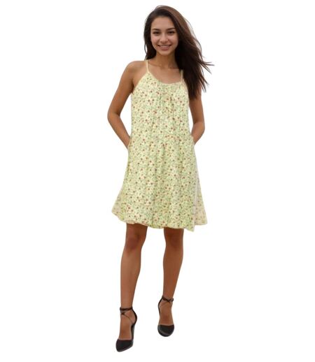 Robe d'été à  bretelles vert anis, longueur genoux et coupe ample, parfaite pour les journées ensoleillées