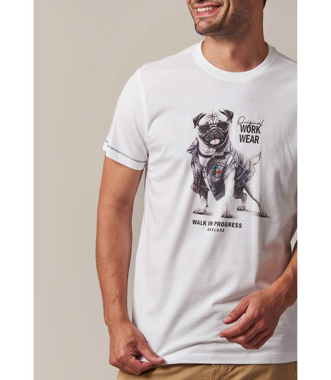 tshirt col rond avec bulldog avec une veste en jeans imprimé sur l devant DOGGY