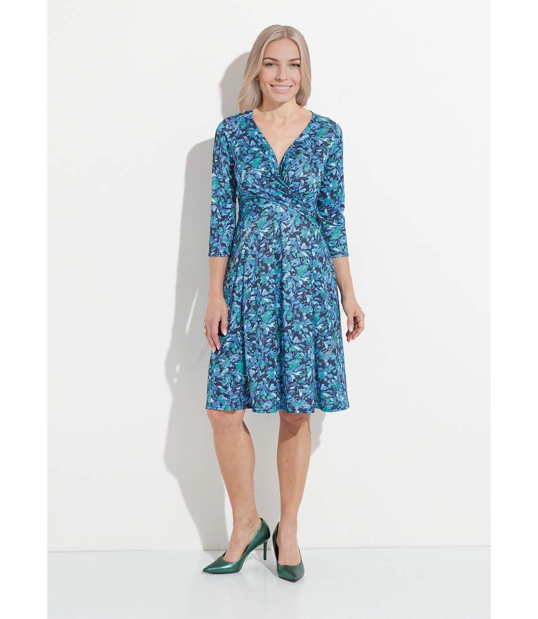Robe courte cache-coeur maille fleurie-1