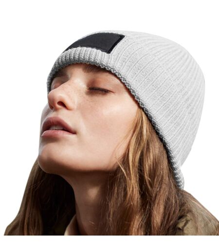 Fashion woven patch beanie light grey/black Beechfield