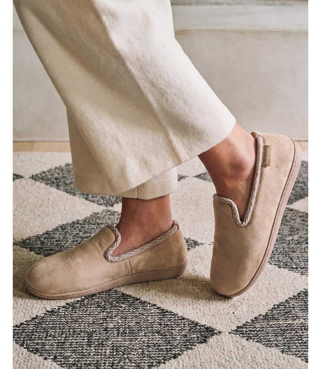Isotoner Chaussons Charentaises femme microvelours semelle ergonomique, mousse à mémoire forme-2