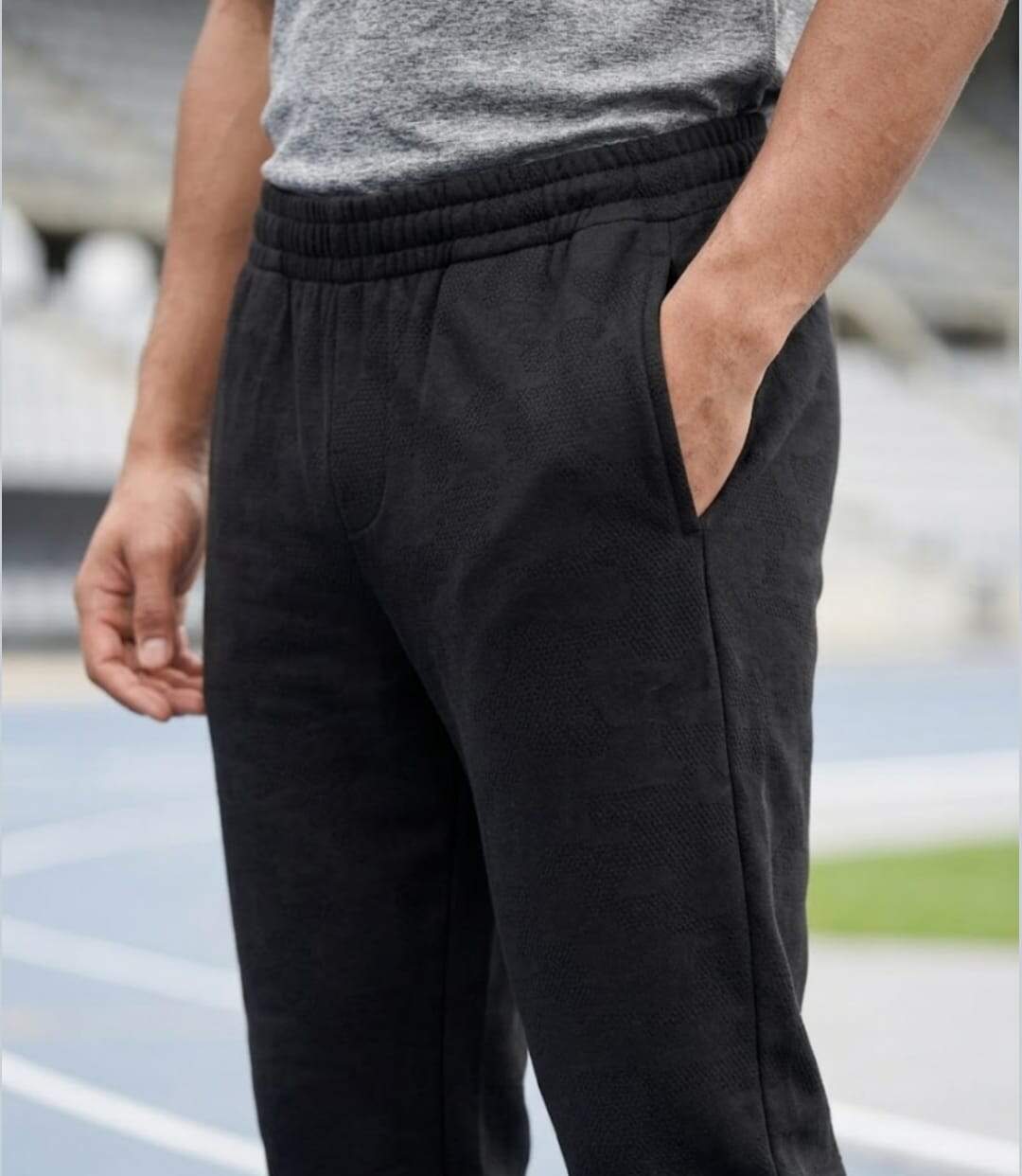 CHALLENGER VIRGIL1 — Jogging molleton bas resserré noir : l'alliance du style sportswear et du confort-1