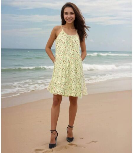 Robe d'été à  bretelles vert anis, longueur genoux et coupe ample, parfaite pour les journées ensoleillées