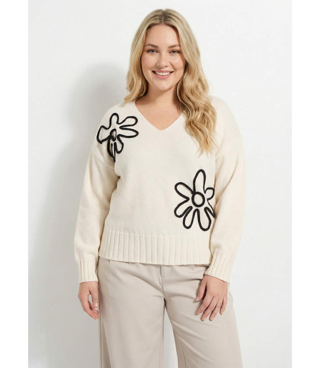 Pull col V applications fleurs-1