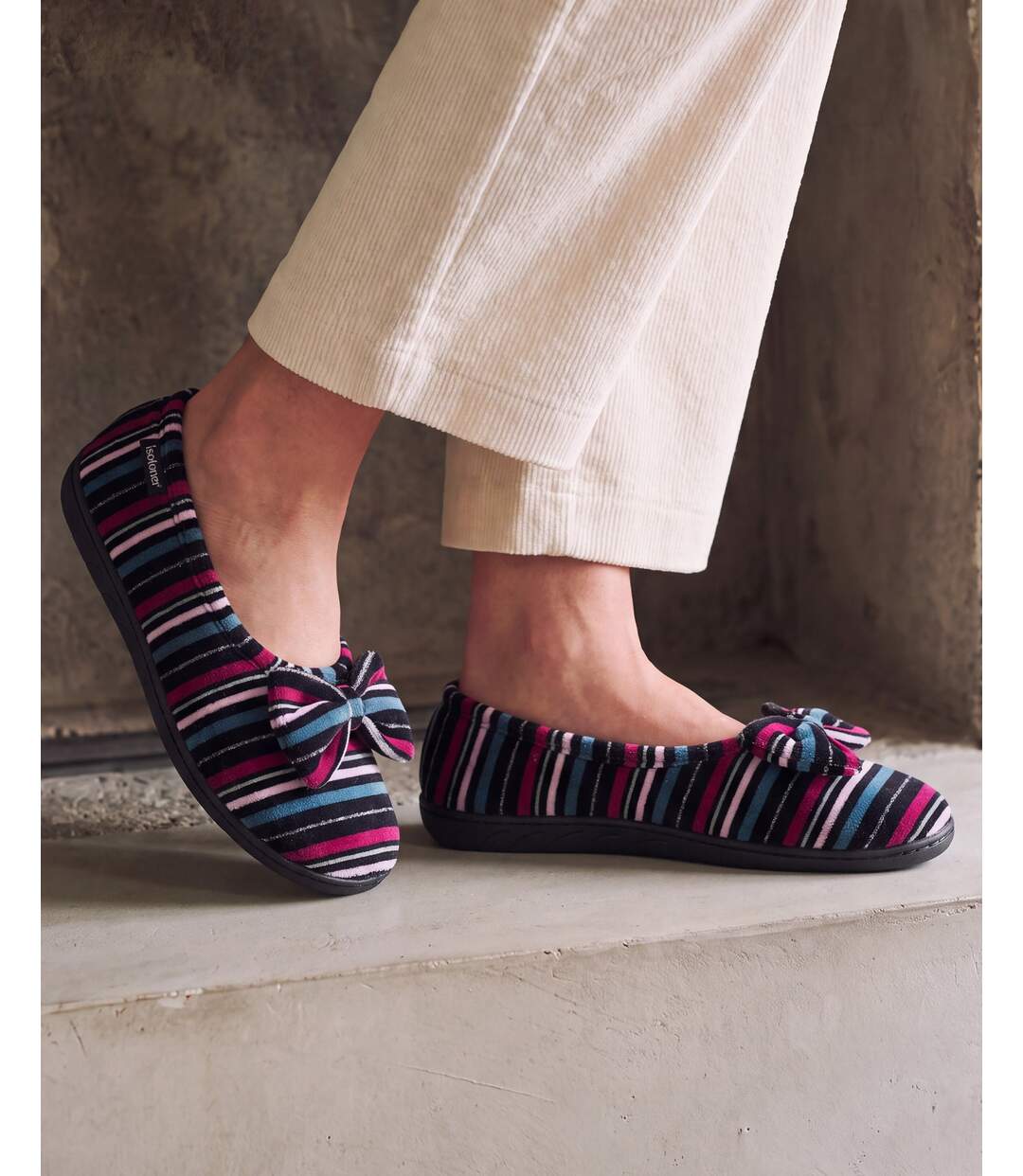 Isotoner Chaussons Ballerines femme microvelours semelle ergonomique, mousse à mémoire forme-2