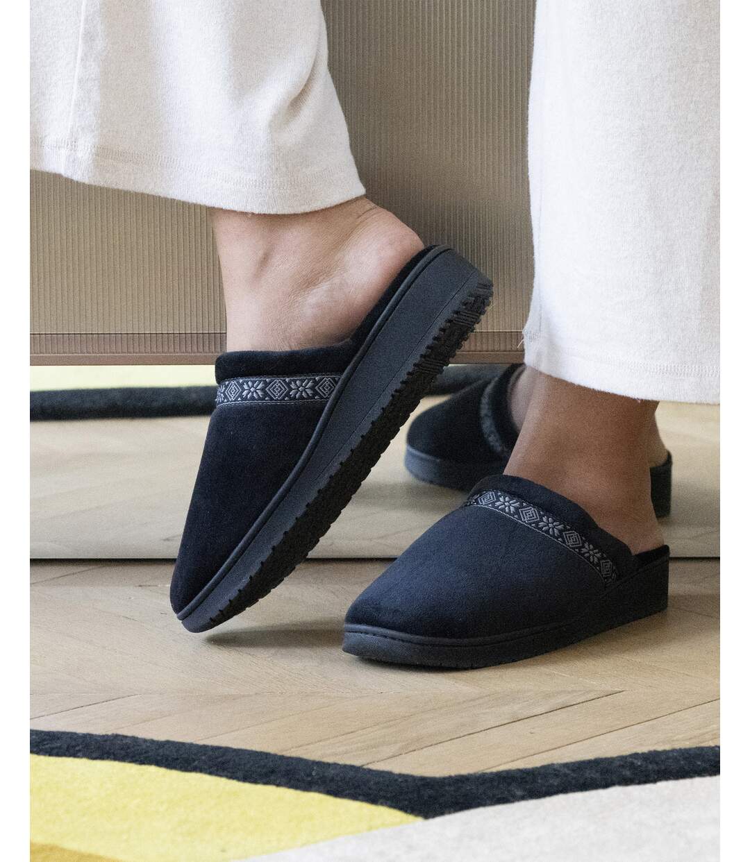 Isotoner Chaussons Mules femme microvelours mousse à mémoire forme talon 3,7 cm-2