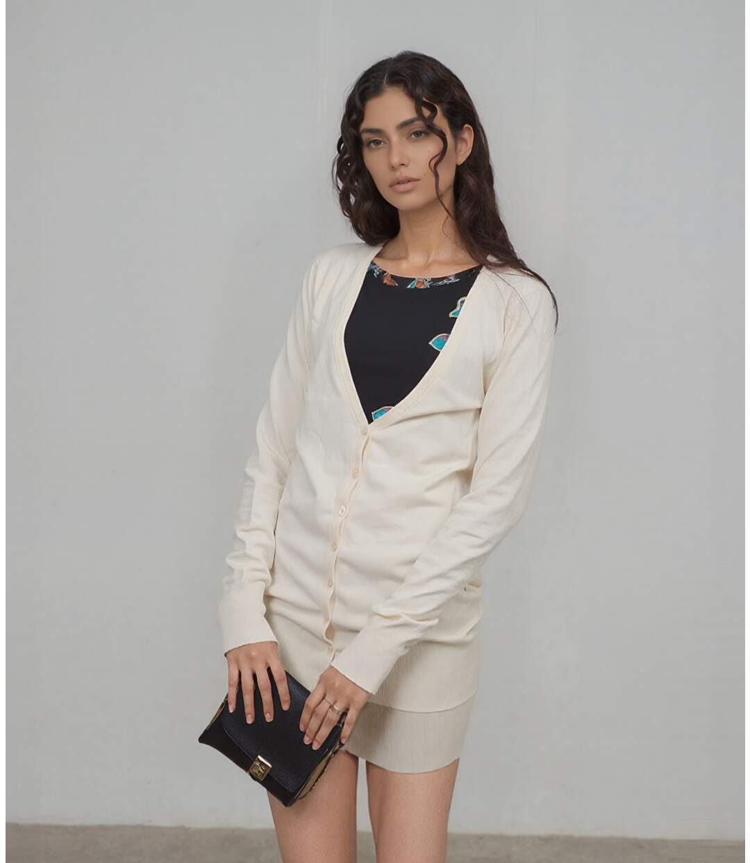 Gilet Chic Femme à  Manches Longues - Blanc épuré en V, Idéal pour un Look Classique et Confortable-4