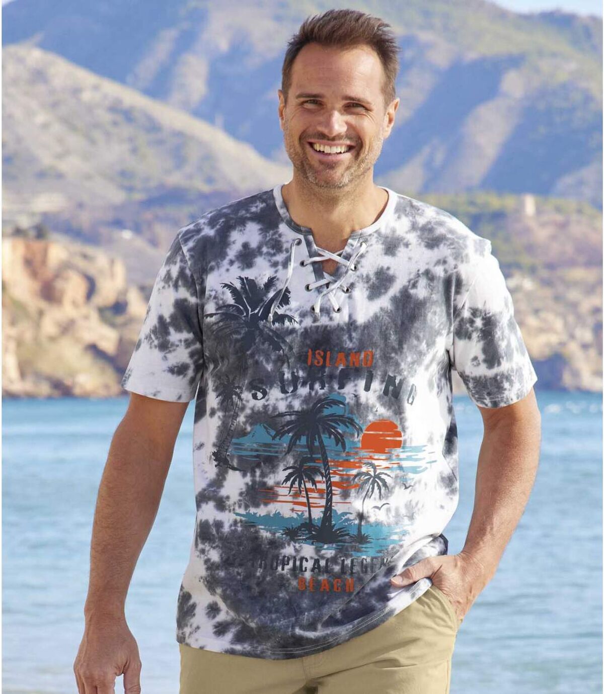 T-shirt z wiązanym dekoltem i nadrukiem Crusoe Island  Atlas For Men