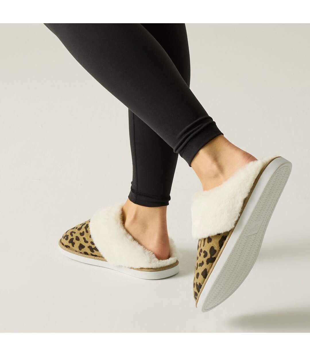 Chaussons Motif/style Imprimé Léopard Tulsy Femme Beige Noir Regatta-1