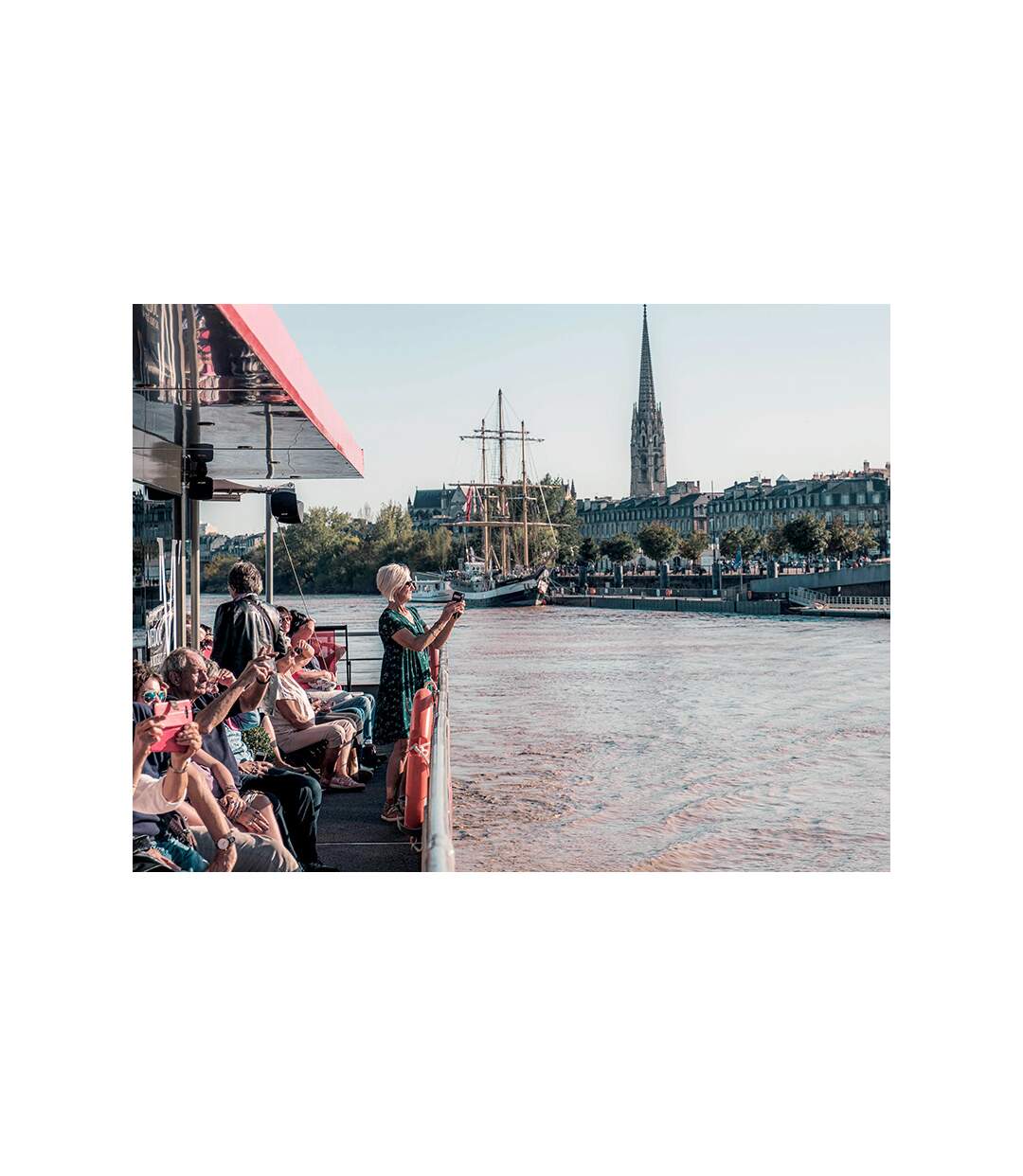 Croisière gourmande avec déjeuner au fil des quais UNESCO à Bordeaux - SMARTBOX - Coffret Cadeau Sport & Aventure