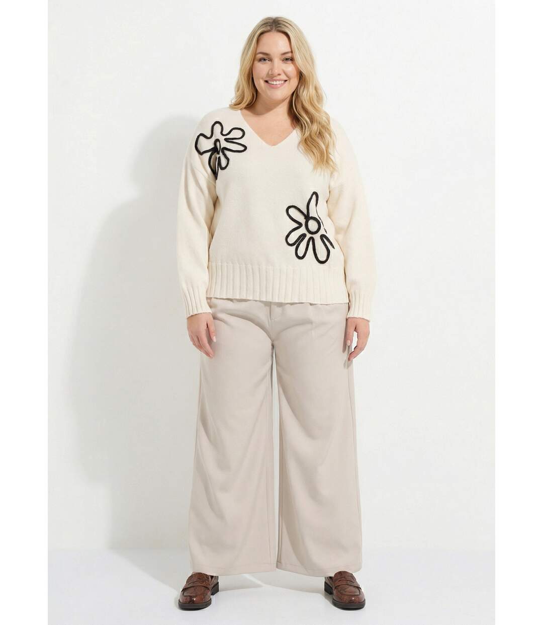 Pull col V applications fleurs-3