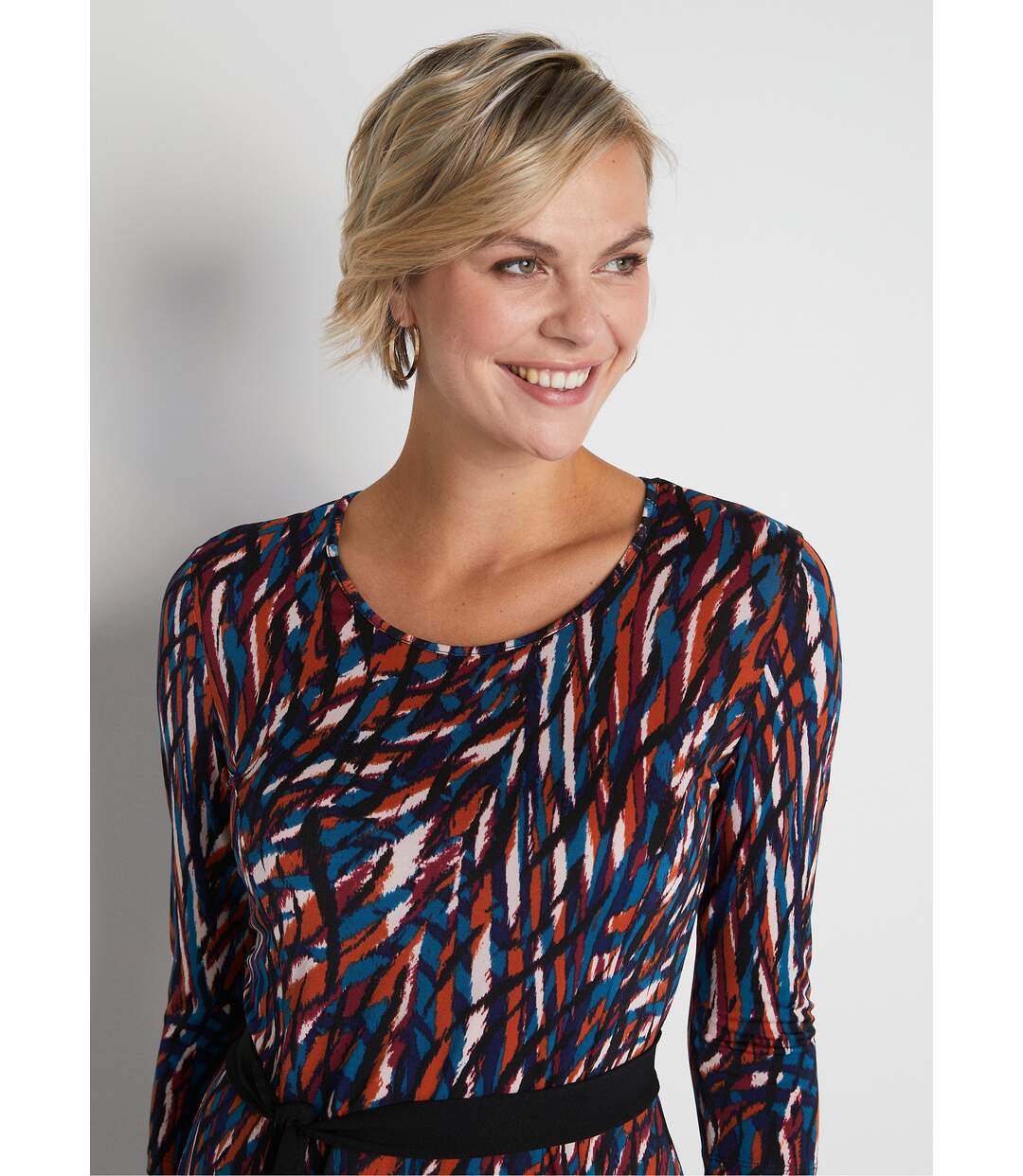 Robe courte ceinturée col rond en maille-3