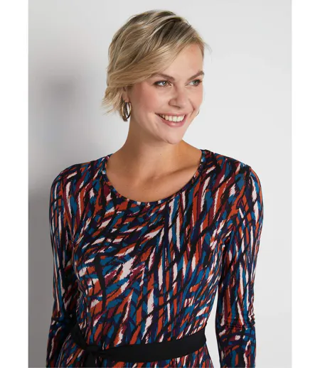 Robe courte ceinturée col rond en maille