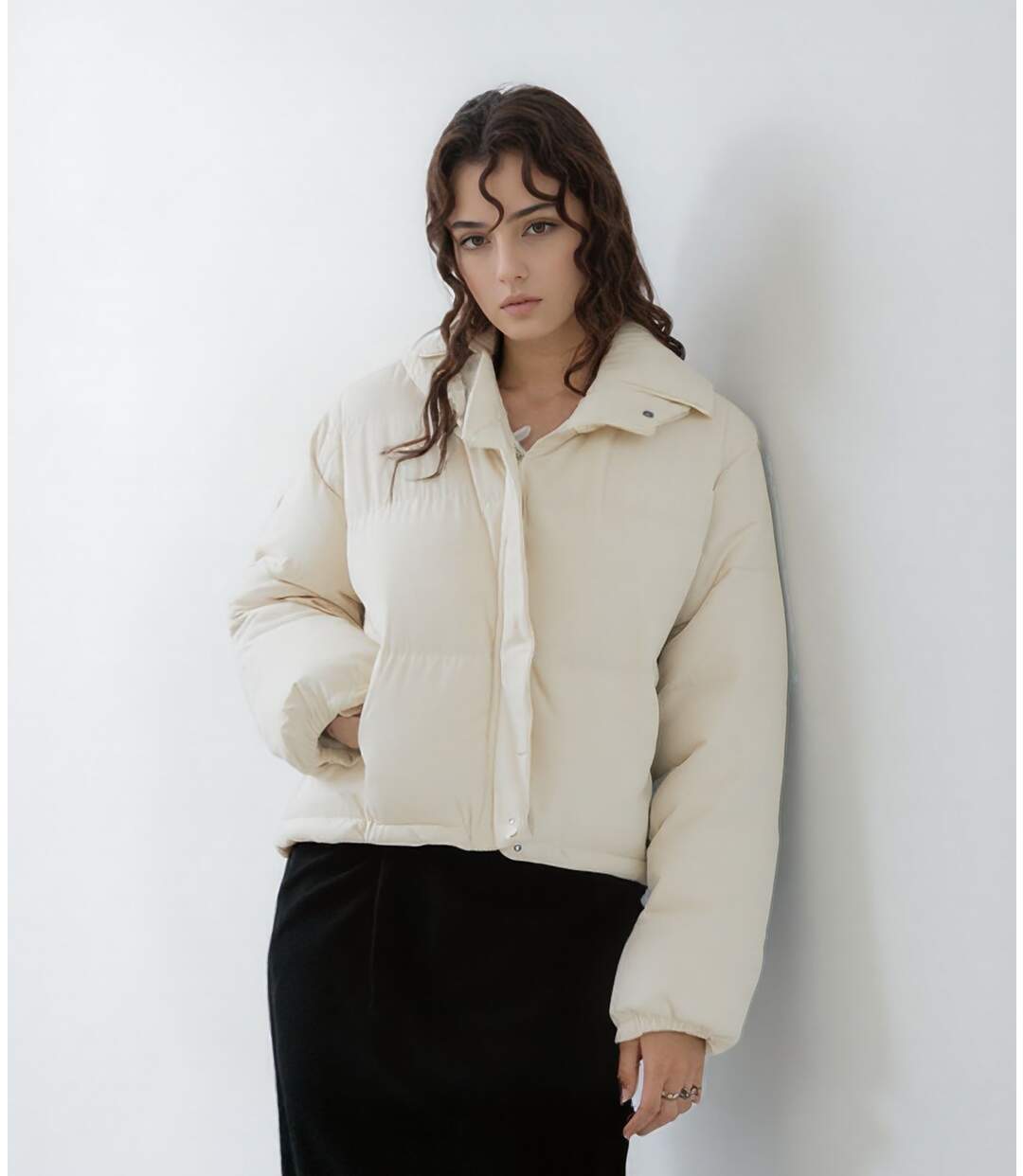 Doudoune courte pour femme beige avec capuche et poches pratiques-5