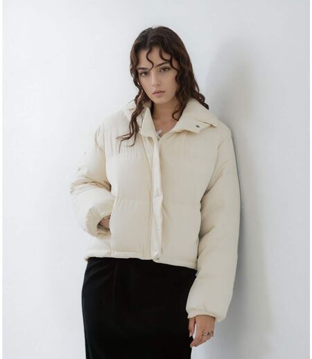 Doudoune courte pour femme beige avec capuche et poches pratiques
