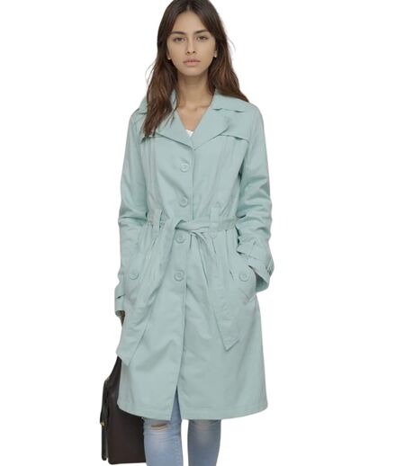 Trench chic femme vert ceinturé, manches longues et élégant double boutonnage, look raffiné