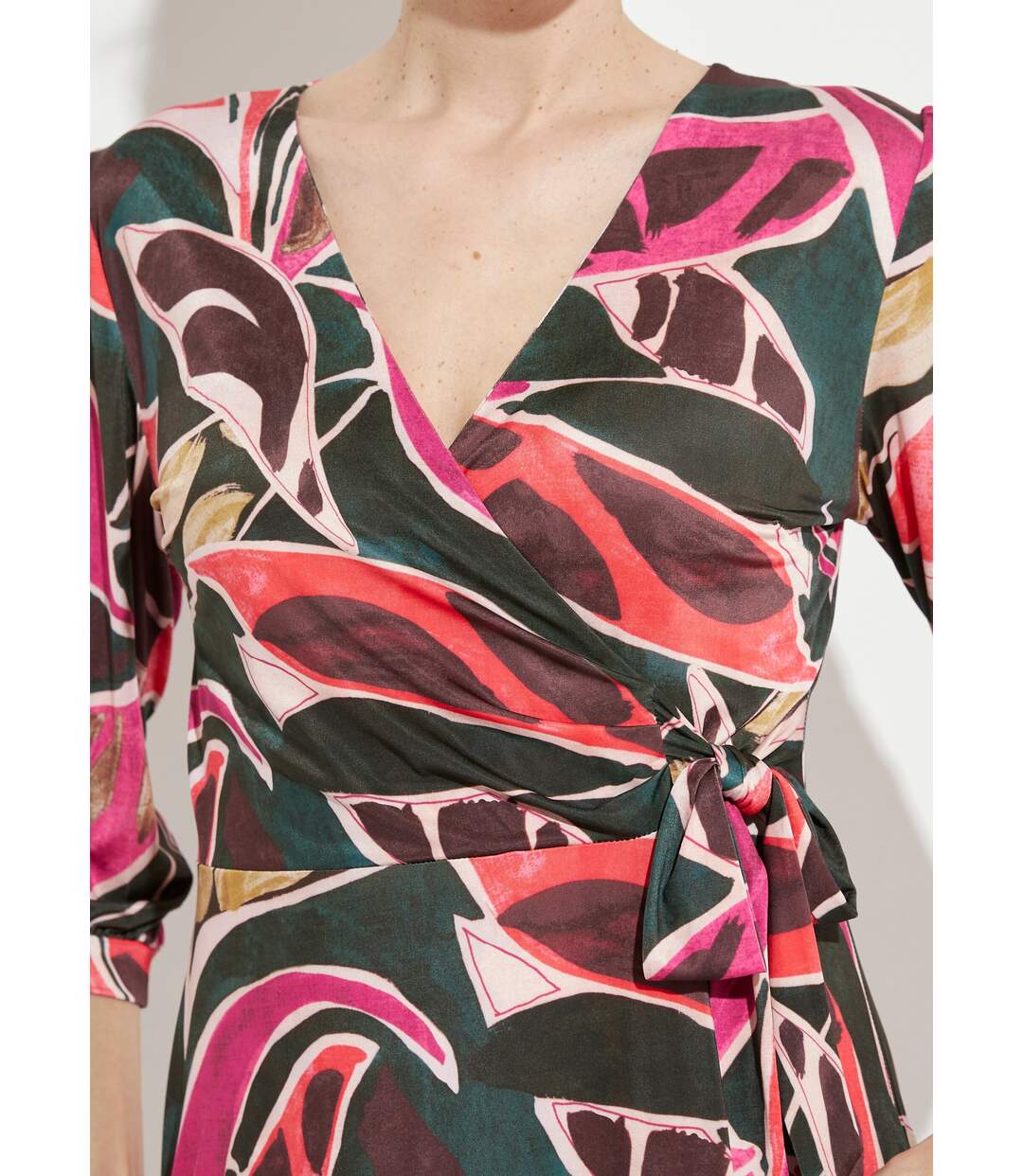Robe cache-coeur courte évasée manches 3/4-3