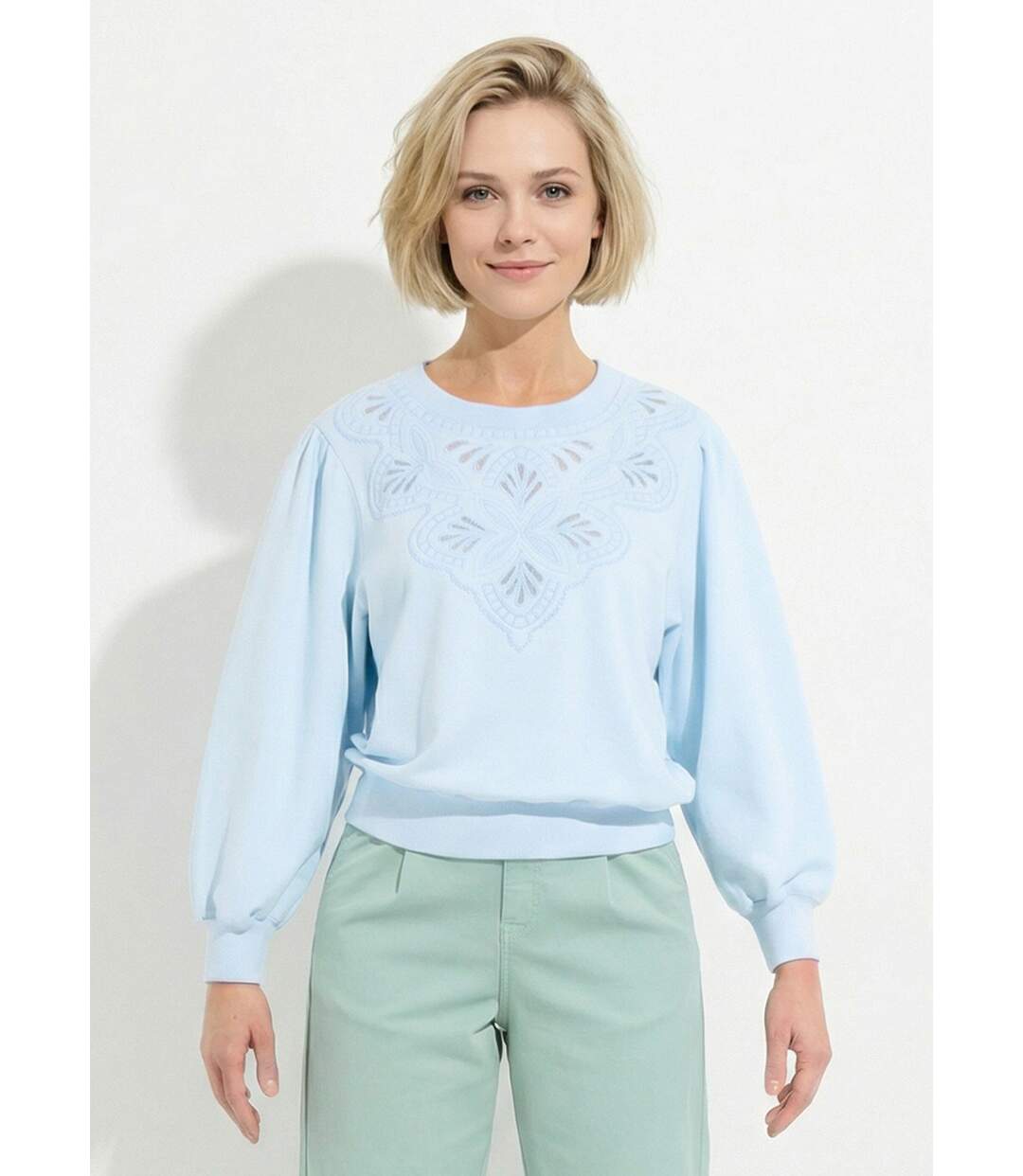 Sweat molleton pur coton brodé ajouré-1