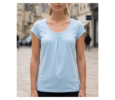 Tee-shirt Mayflower Djibouti3 en coton bio : la douceur du bleu clair et des fronces féminines