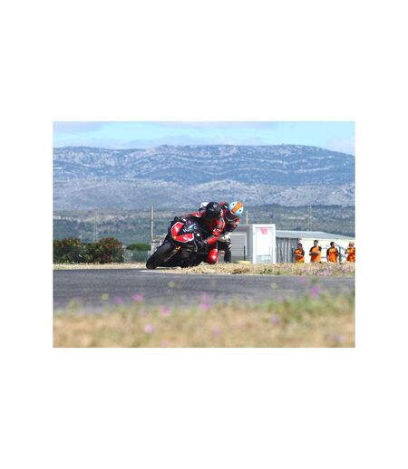 Jusqu'à 6 tours en voiture sportive sur le circuit de Pau-Arnos - SMARTBOX - Coffret Cadeau Sport & Aventure