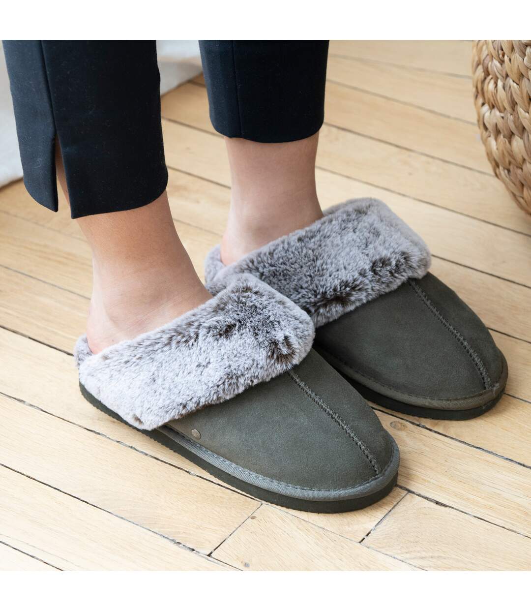 Isotoner Chaussons Mules femme ultra confortables et chaudes, en cuir et fausse fourrure-2