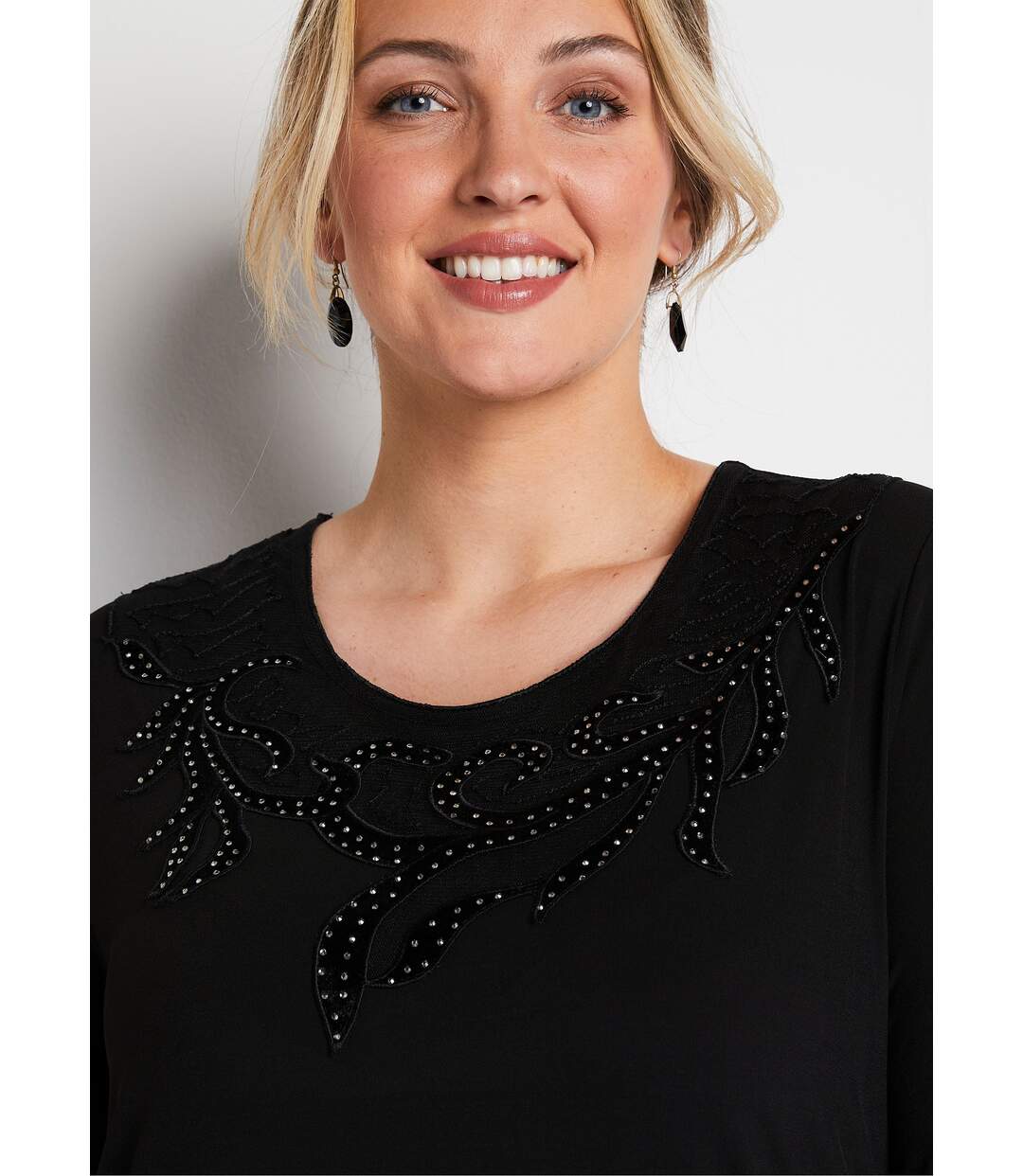 T-shirt court col rond résille brodé strass-4