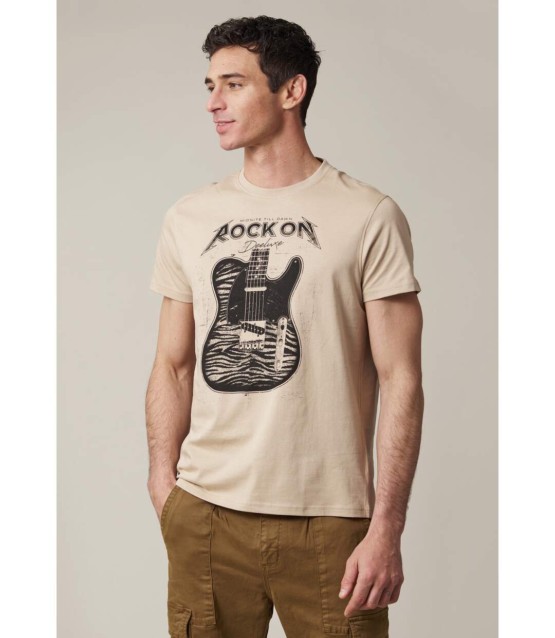 tshirt col rond avec imprimé guitare sur le devant ROCKON