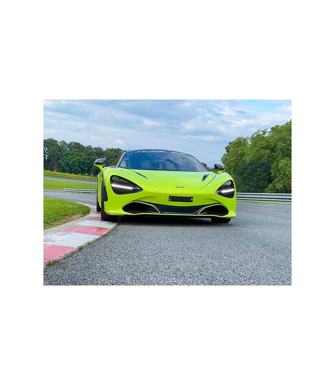 3 tours au volant d'une supercar sur le circuit de Château Gaillard - SMARTBOX - Coffret Cadeau Sport & Aventure