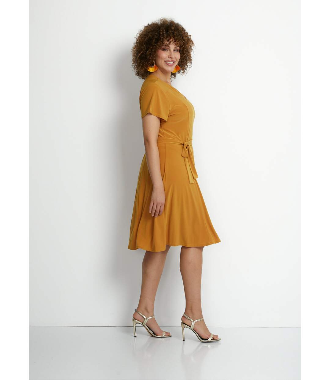 Robe courte ceinturée col V-3