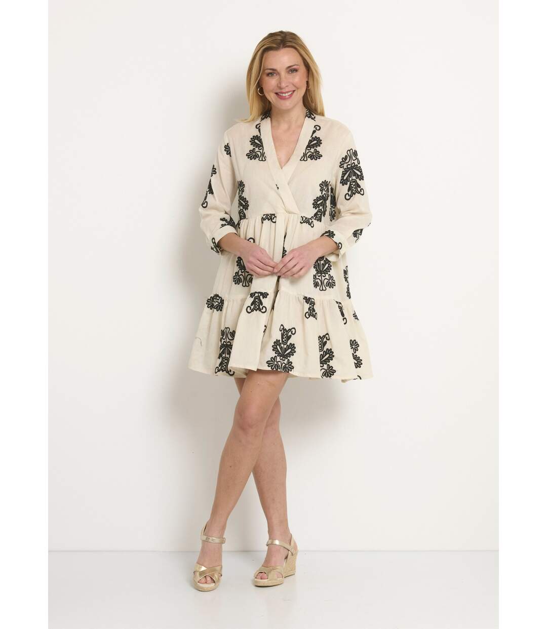 Robe cache-coeur courte brodée à volants-1
