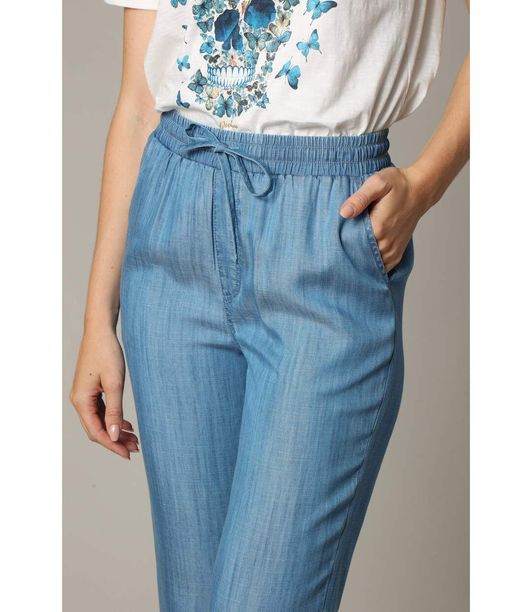 Pantalon droit fluide à taille élastiquée avec lien de serrage et monopoche arrière RENATE-3