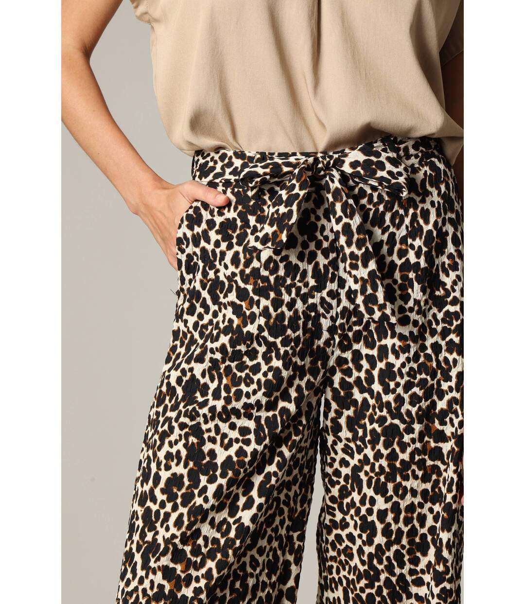 Pantalon femme en polyester gaufré à motif léopard ATILA-3