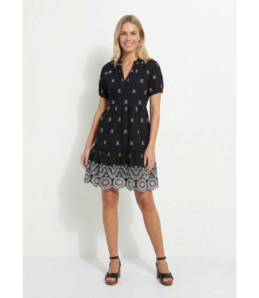 Robe courte ample coton brodé-1