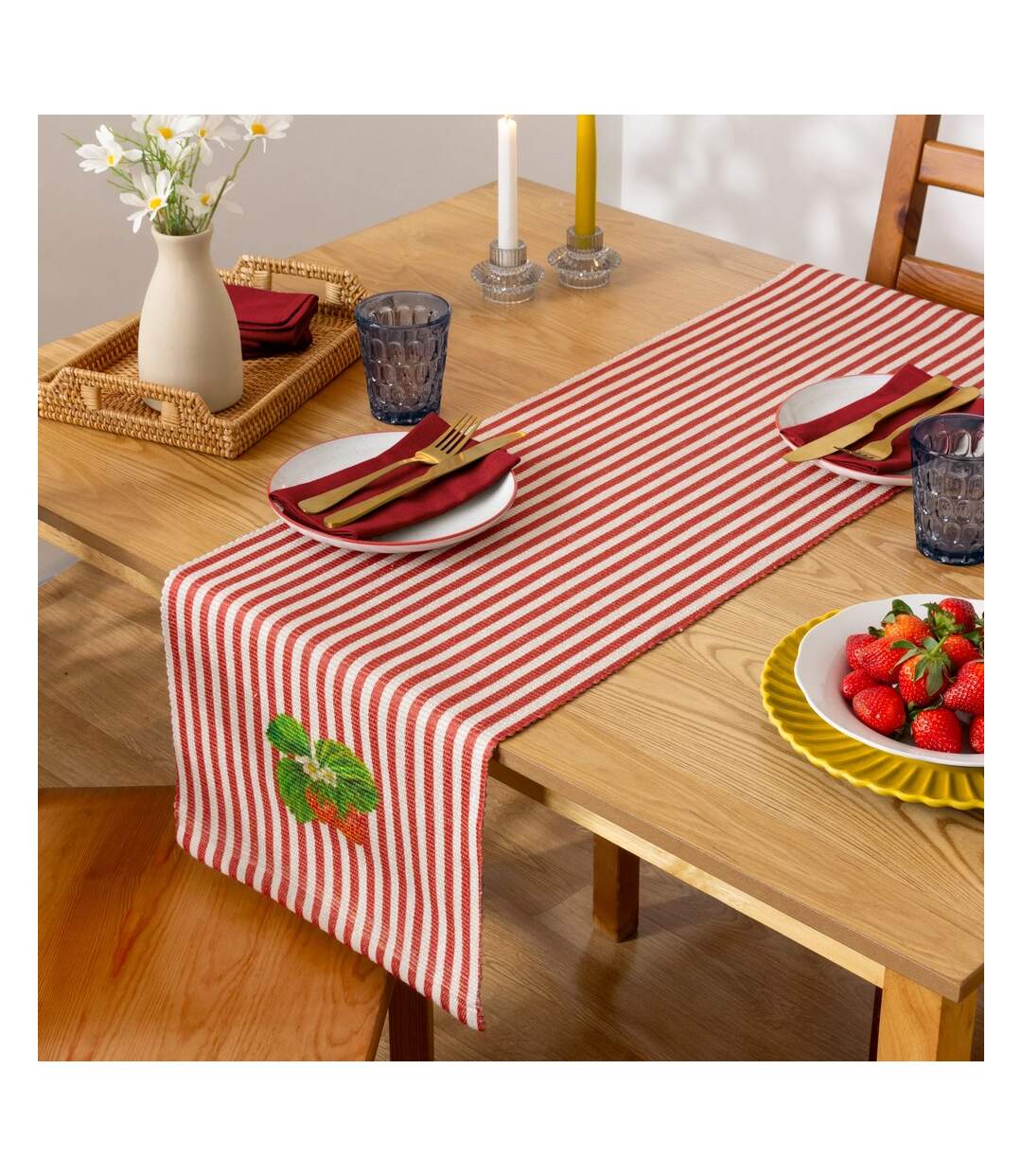 Strawberry table runner 180cm x 35cm candy cane Wylder