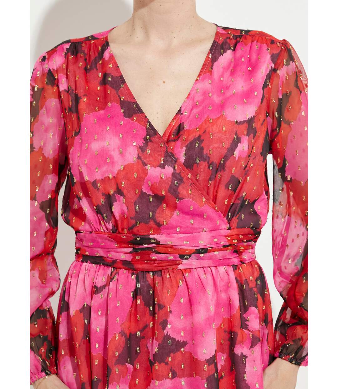 Robe cache-coeur courte voile imprimé motifs dorés-3